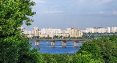 Kyiv, UKRAINE HAZİRAN 2013: 15 Haziran 2013 tarihinde Ukrayna 'nın başkenti Kyiv' in Paton Köprüsü ve sol yakasındaki mahallelerin görüntüsü. Mühendislik: Evgeny Paton