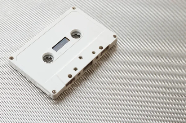 Biała Kaseta Audio Bez Oznaczeń Izolowana Metalowym Tle Strzał Bliska — Zdjęcie stockowe