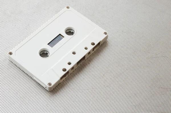 Cassette Audio Blanche Sans Marques Isolées Sur Fond Métallique Gros — Photo