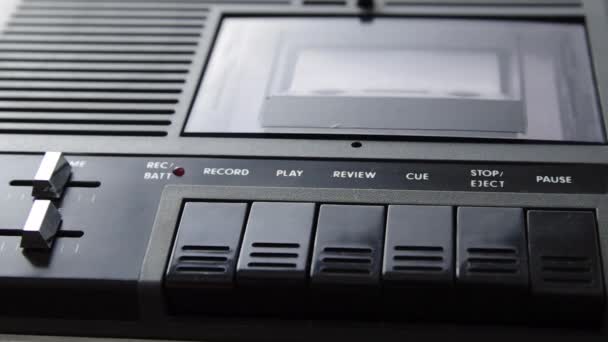 Espellere Cassetta Audio Bianca Dal Lettore Cassette Nere Primo Piano — Video Stock