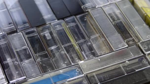 Mão Masculina Colocar Cassete Áudio Branco Conjunto Cassetes Áudio Casos — Vídeo de Stock