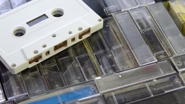 Witte Audiocassette Een Set Audiocassettes Koffers Draaitafel — Stockvideo