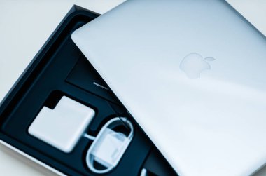 Apple Macbook Pro dizüstü bilgisayar unboxing