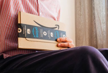 Adam unboxing kutu Amazon logo ile