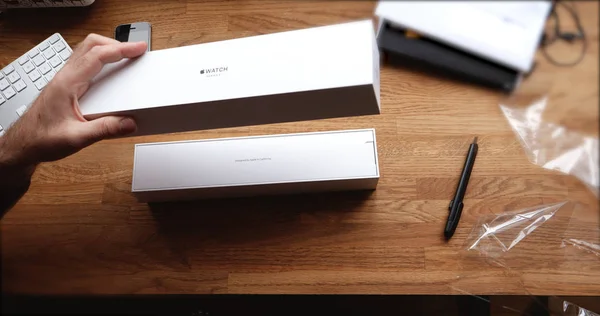 POV unboxing и первый запуск Apple Watch Series 3 — стоковое фото