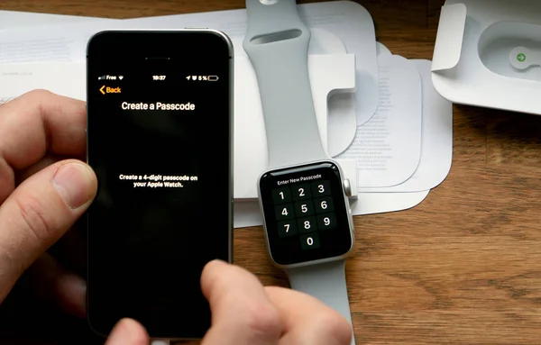 POV unboxing och första körningen av Apple Watch Series 3 — Stockfoto