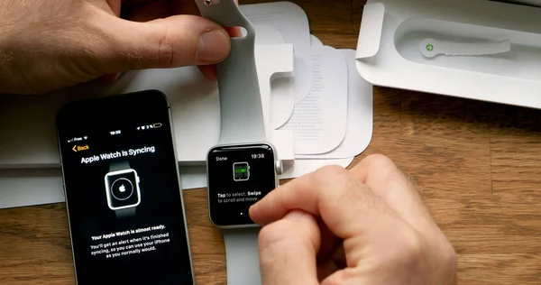 POV unboxing e prima esecuzione di Apple Watch Series 3 — Foto Stock