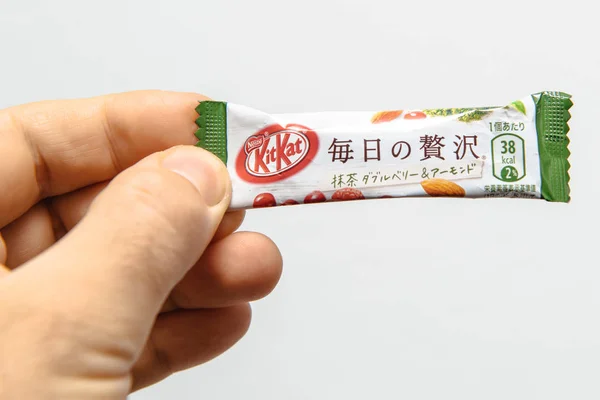 Japonský Kit Kat cookie čokolády Nestlé v mužské ruce — Stock fotografie