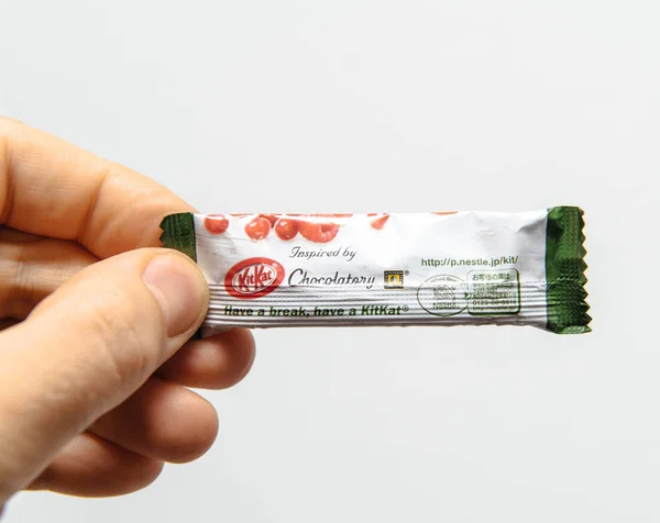 Японский Kit Kat шоколадное печенье Нестле в мужской руке — стоковое фото
