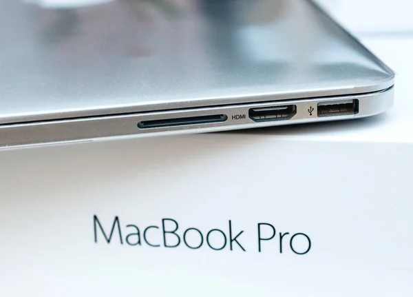 Apple Macbook Pro přenosný počítač unboxing — Stock fotografie