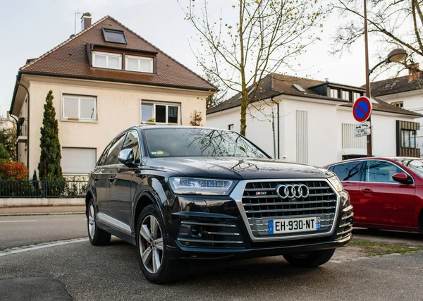 Новая Audi SQ 7 на улице во Франции — стоковое фото