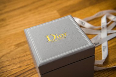 Masaya unboxing sonra Christian Dior Takı kutusu