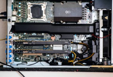 Güçlü Dell Precision T7910 iş istasyonu ile bir Intel Xeon Cp