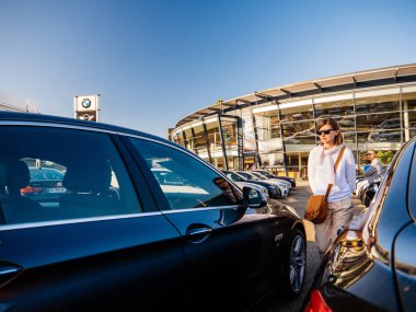 Yeni Bmw araba için alışveriş insanlar