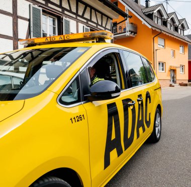 Güvenlik güvenlik aracı üzerinde sakin Alman şehir sürüş Adac üzerinden