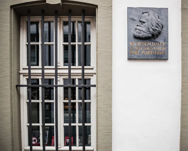 Placa conmemorativa en la fachada de la casa de Karl Marx — Foto de Stock