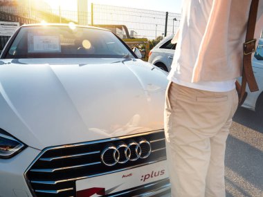 Audi lüks Alman otomobil için alışveriş kadın