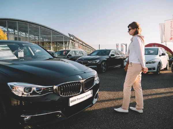 Žena nakupování zbrusu nové luxusní Bmw limuzína auto — Stock fotografie