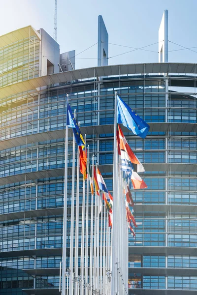 Bandera de la UE Bandera de la Unión Europea ondeando frente al Parlamento Europeo —  Fotos de Stock