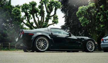 Chevrolet Corvette Zr1 sokağa park etti. 
