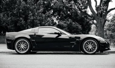 Chevrolet Corvette Zr1 sokağa park etti. 
