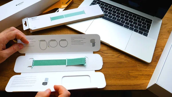 Nouvelle Apple Watch 42mm Marine Green Sport Loop installer — Photo