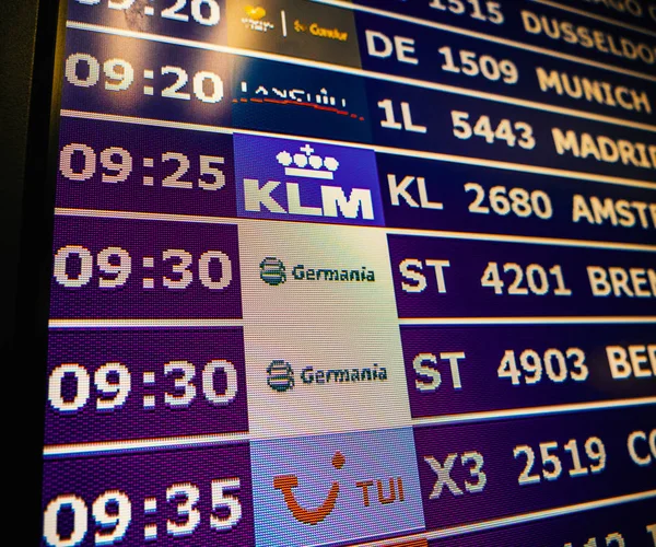 Flughafen-Infotafel in Nahaufnahme im modernen spanischen Luftraum — Stockfoto