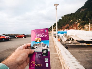 POV Palma Santa Maria turistik rehber tutan adam 