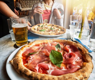 Garson için müşteri kadın lezzetli pizza getirmek 