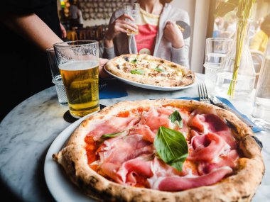 Garson için müşteri kadın lezzetli pizza getirmek 