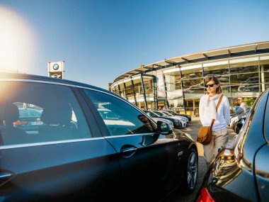 Yeni Bmw araba için alışveriş insanlar