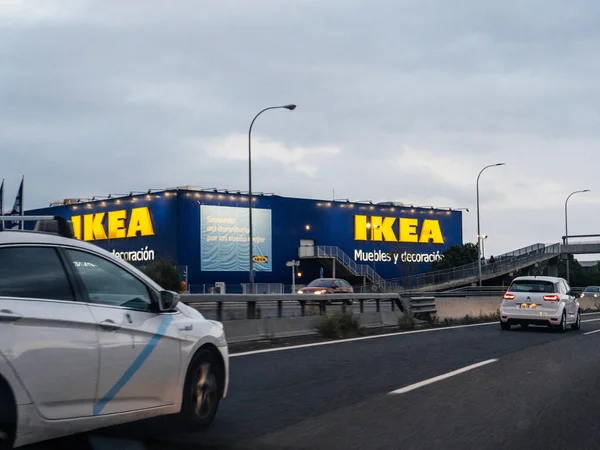 Икеа в испанской Пальма-де-Майорке с машинами на шоссе — стоковое фото