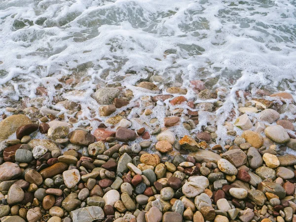 Olas del océano wtih playa de piedra redonda — Foto de Stock