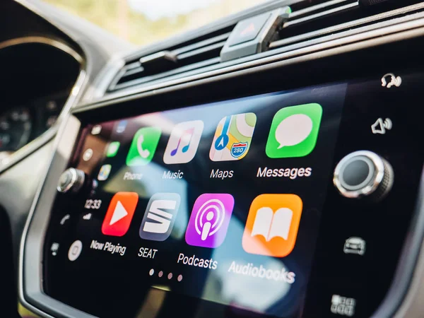 Applications sur le tableau de bord Apple CarPlay dans une voiture de luxe Seat — Photo