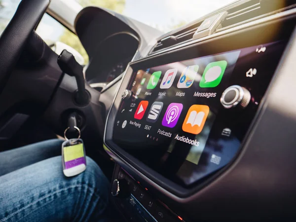 Женщина нажимает кнопку на Apple CarPlay — стоковое фото