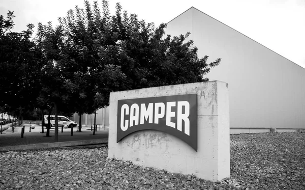 Camper ayakkabı logo Caddesi girişinde görülen taş — Stok fotoğraf