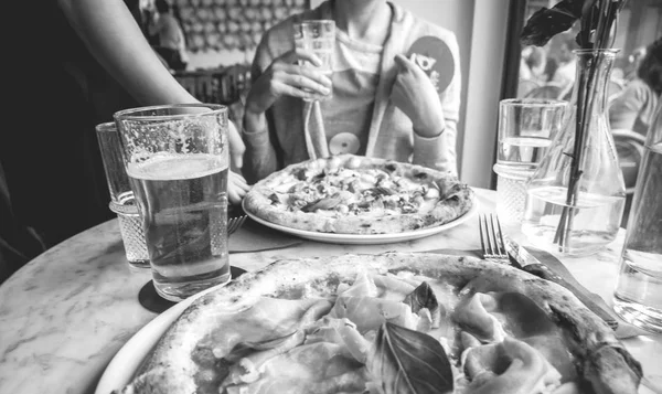 Servitören ge kunden kvinna läcker pizza svart och vitt — Stockfoto