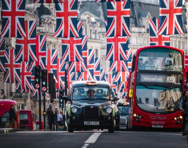 London, Büyük Britanya - 18 Mayıs 2018: Londra rede otobüsün altına Union Jack bayrakları Regent Caddesi'nde bir gün önce kraliyet düğünü. Prens Harry ve Meghan Markle arasında Royal Düğün Windsor Castle Berkshire'deki / daki 19 Mayıs 2018 üzerinde yapılacak.
