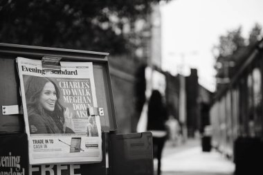 London, Büyük Britanya - 18 Mayıs 2018: Prens Charles Meghan Markel koridor - düğün öncesi günde ücretsiz gazete Evening Standard Londra Caddesi üzerinde kapak - siyah ve beyaz yürümek