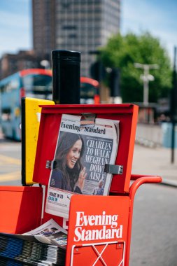 London, Büyük Britanya - 18 Mayıs 2018: Prens Charles Meghan Markel koridor - düğün öncesi günde ücretsiz gazete Evening Standard Londra Caddesi üzerinde kapak - şehir bacjground yürümek
