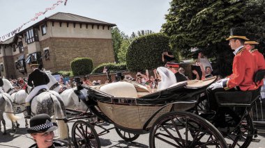 Windsor, İngiltere - 19 Mayıs 2018: Prens Harry, Sussex Dükü ve Meghan, Sussex Düşes bırak Windsor Castle Ascot Landau taşıma sırasında St Georges Şapeli'nde evleniyor sonra bir alay içinde