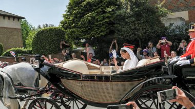 Windsor, İngiltere - 19 Mayıs 2018: Prens Harry, Sussex Dükü ve Meghan, Sussex Düşes bırak Windsor Castle Ascot Landau taşıma sırasında St Georges Şapeli'nde evleniyor sonra bir alay içinde