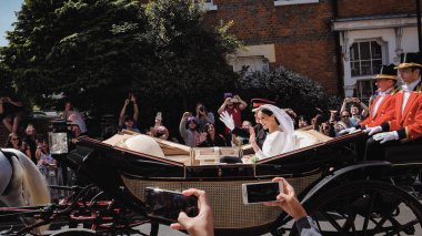 Windsor, İngiltere - 19 Mayıs 2018: Prens Harry, Sussex Dükü ve Meghan, Sussex Düşes bırak Windsor Castle Ascot Landau taşıma sırasında St Georges Şapeli'nde evleniyor sonra bir alay içinde