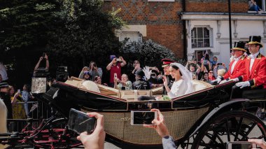 Windsor, İngiltere - 19 Mayıs 2018: Prens Harry, Sussex Dükü ve Meghan, Sussex Düşes bırak Windsor Castle Ascot Landau taşıma sırasında St Georges Şapeli'nde evleniyor sonra bir alay içinde