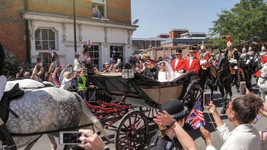 Windsor, İngiltere - 19 Mayıs 2018: Prens Harry, Sussex Dükü ve Meghan, Sussex Düşes bırak Windsor Castle Ascot Landau taşıma sırasında St Georges Şapeli'nde evleniyor sonra bir alay içinde