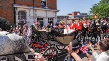 Windsor, İngiltere - 19 Mayıs 2018: Prens Harry, Sussex Dükü ve Meghan, Sussex Düşes bırak Windsor Castle Ascot Landau taşıma sırasında St Georges Şapeli'nde evleniyor sonra bir alay içinde