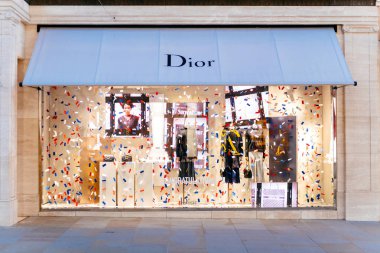 London, Büyük Britanya - 18 Mayıs 2018: kutlama mesajı Christian Dior moda butik Galler Prensi Harry Galler Kcvo ve Ms Meghan Markle amiral gemisi mağaza Regent Street'te Royal Düğün için 