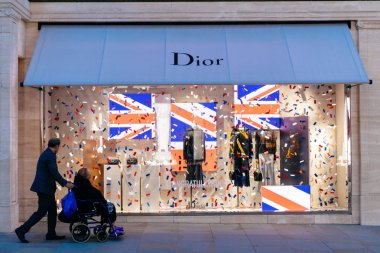 London, Büyük Britanya - 18 Mayıs 2018: kutlama mesajı Christian Dior moda butik Galler Prensi Harry Galler Kcvo ve Ms Meghan Markle amiral gemisi mağaza Regent Street'te Royal Düğün için 