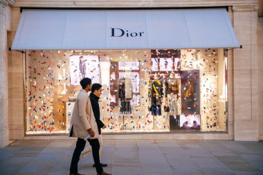 London, Büyük Britanya - 18 Mayıs 2018: kutlama mesajı Christian Dior moda butik Galler Prensi Harry Galler Kcvo ve Ms Meghan Markle amiral gemisi mağaza Regent Street'te Royal Düğün için 