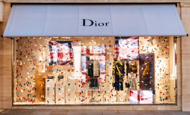 London, Büyük Britanya - 18 Mayıs 2018: kutlama mesajı Christian Dior moda butik Galler Prensi Harry Galler Kcvo ve Ms Meghan Markle amiral gemisi mağaza Regent Street'te Royal Düğün için 